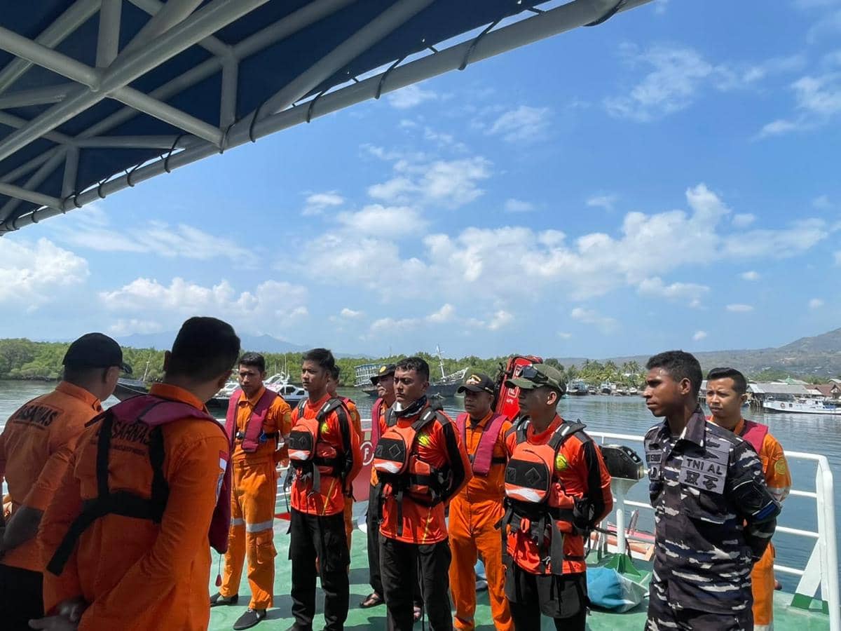 Proses penemuan ayah dan anak asal Sikka yang hilang kontak saat berlayar ke Sulawesi Selatan. (Basarnas Maumere)