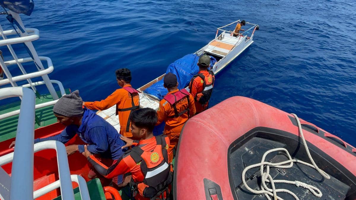 Dua Hari Hilang di Laut, Ayah dan Anak Asal Sikka Ditemukan Lemas