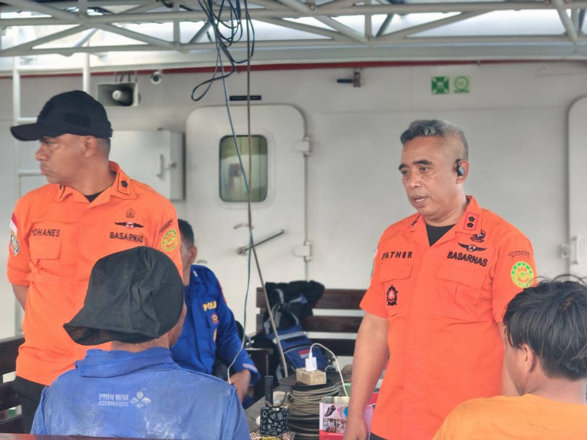 Proses penemuan ayah dan anak asal Sikka yang hilang kontak saat berlayar ke Sulawesi Selatan. (Basarnas Maumere)
