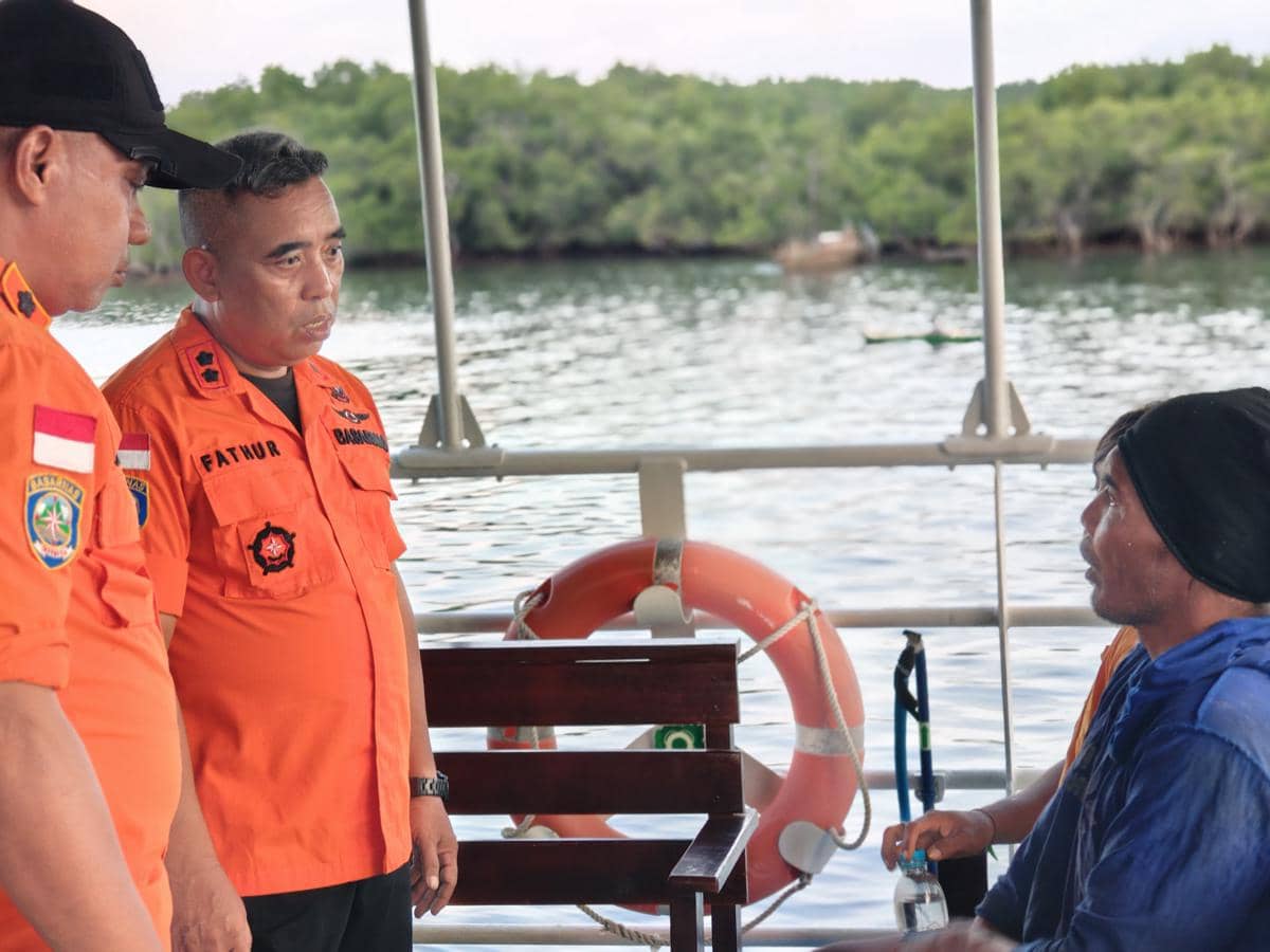 Proses penemuan ayah dan anak asal Sikka yang hilang kontak saat berlayar ke Sulawesi Selatan. (Basarnas Maumere)