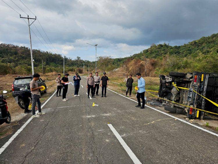 Proses olah TKP konflik kelompok adat di Desa Tanjung Boleng, Manggarai Barat. (Dok Polres Manggarai Barat)