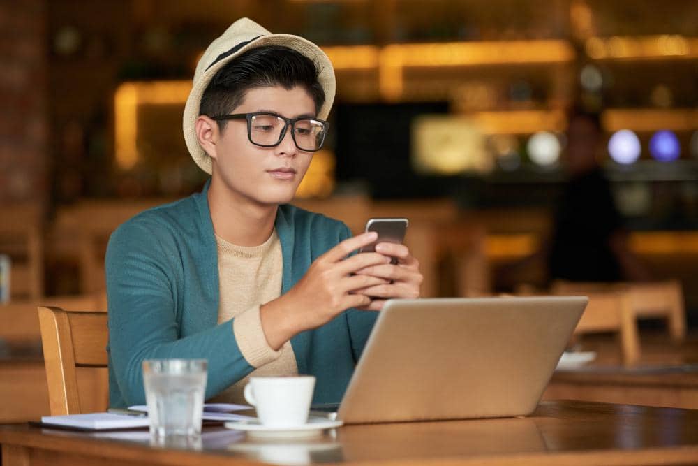 6 Tips Mengatur Keuangan Buat Kamu yang Hobi Healing Tipis-tipis