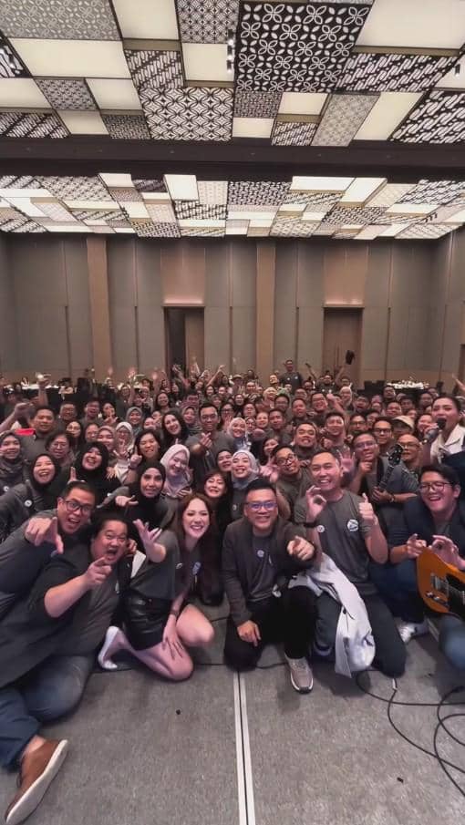 Bunga Citra Lestari berpose bersama teman-teman dalam suasana hangat reuni SMA yang dibagikan di Instagram.