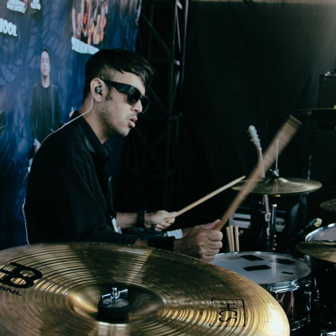 Aries Budiman tampil di atas panggung bersama band Garasi dalam sebuah penampilan musik yang diabadikan di Instagram.