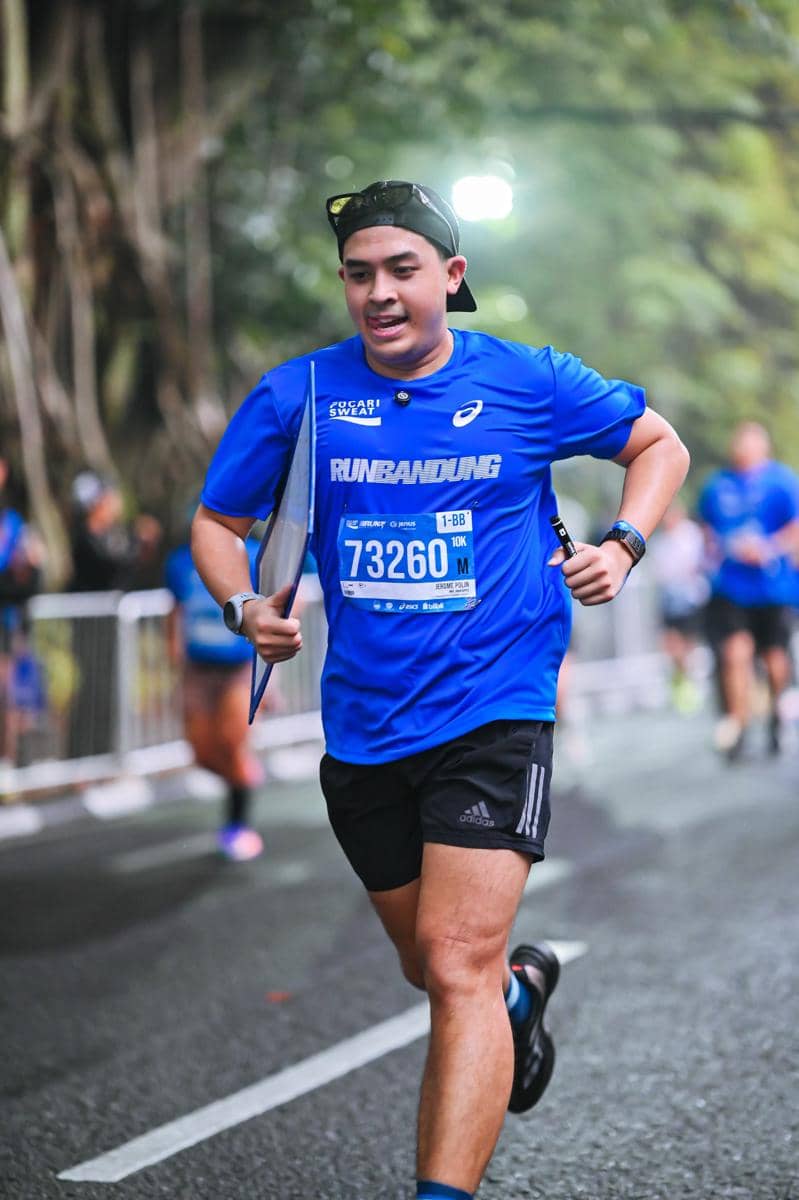 Sejumlah artis berpose di area Pocari Sweat Run Bandung 2026, diabadikan dalam unggahan Instagram Jerome Polin.