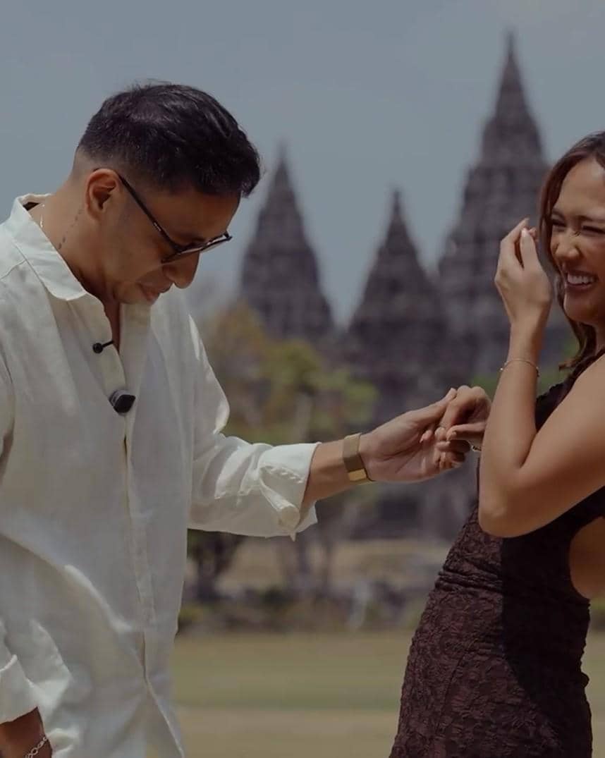 Marion Jola saat dilamar kekasihnya dalam unggahan Instagram @lalamarionmj yang dibagikan kepada publik.