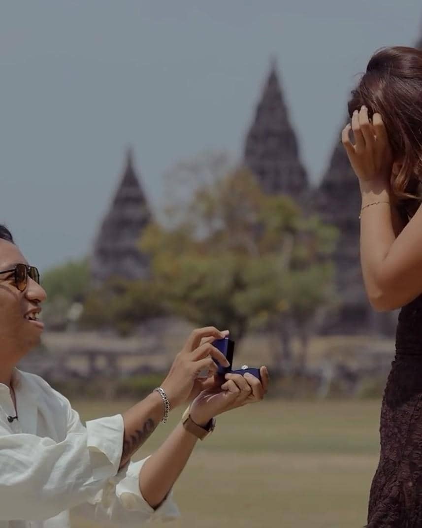 Marion Jola menerima lamaran dari kekasihnya dalam momen pertunangan yang dibagikan di Instagram pribadi.