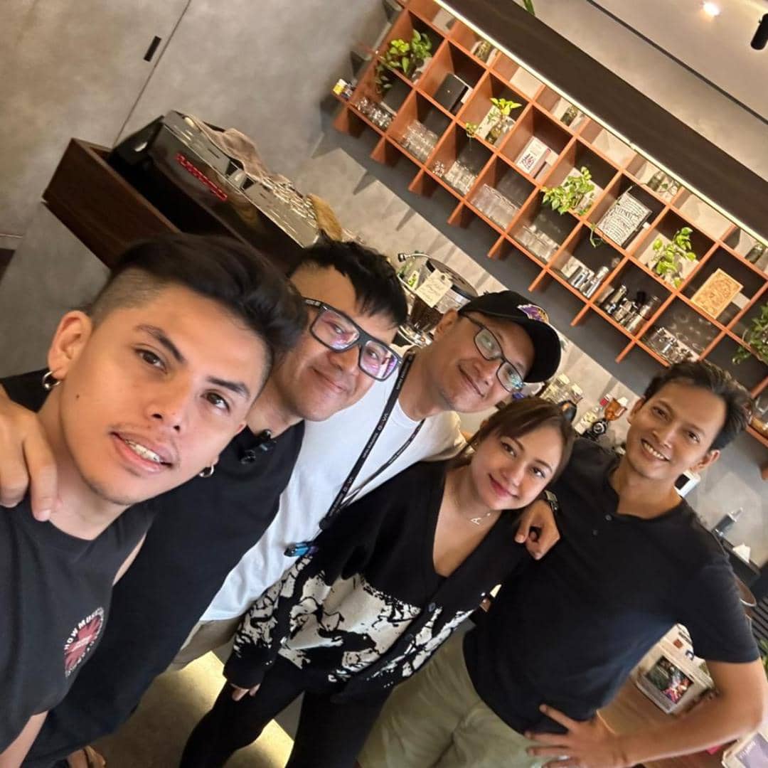 Aries Budiman berpose bersama para personel band Garasi dalam momen reuni yang dibagikan di Instagram.