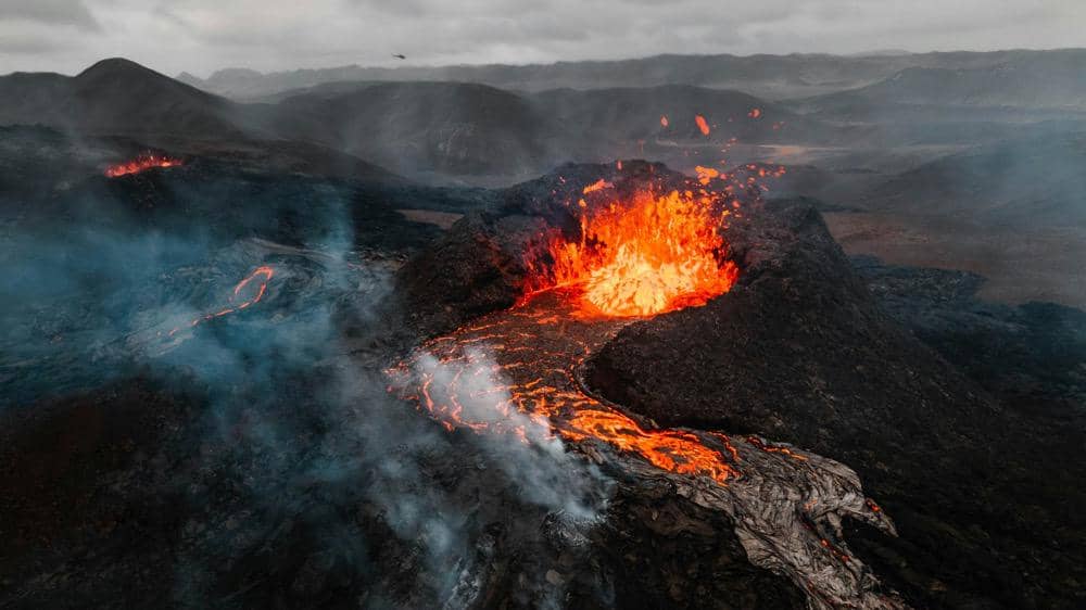 Lava dari gunung berapi yang sedang erupsi