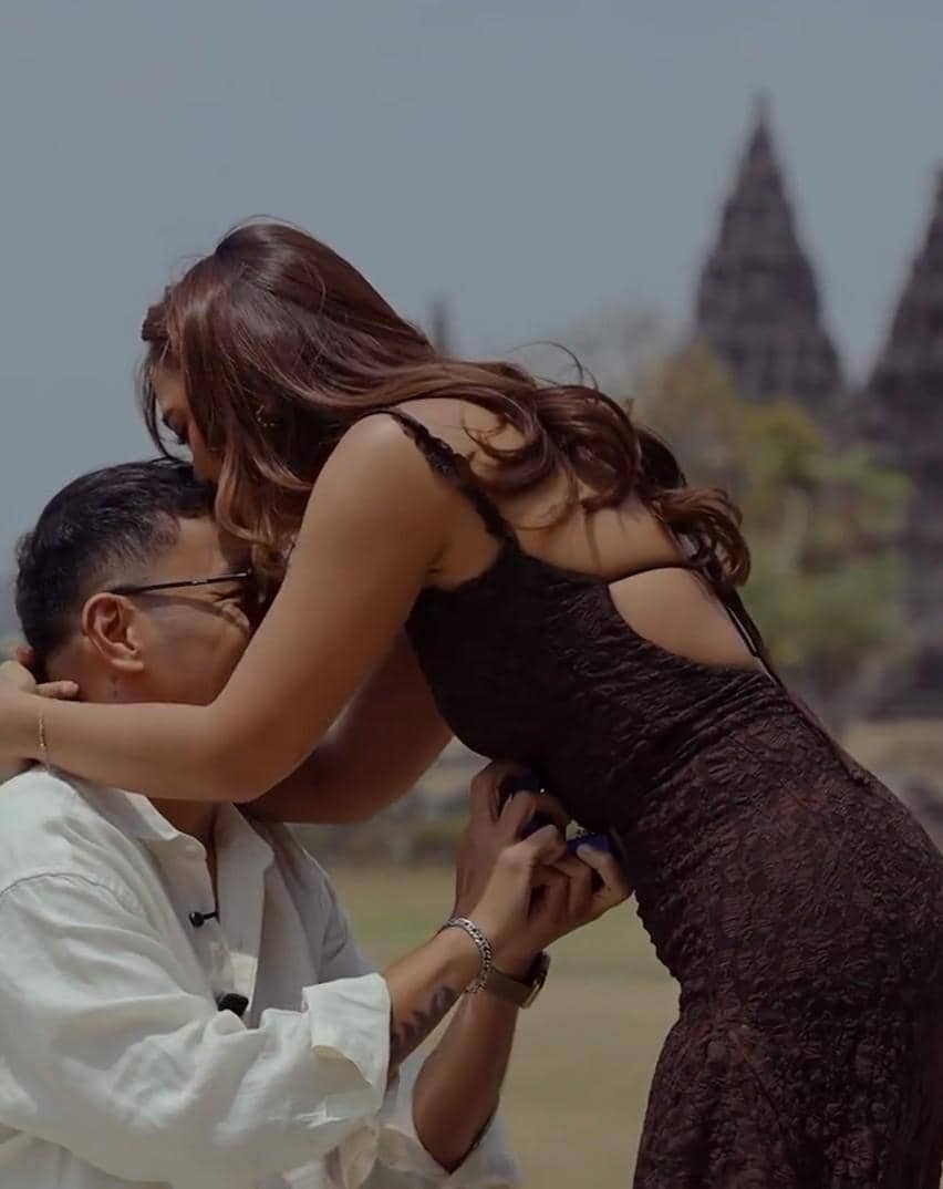 Marion Jola menerima lamaran dari kekasihnya dalam momen pertunangan yang dibagikan melalui akun Instagram.
