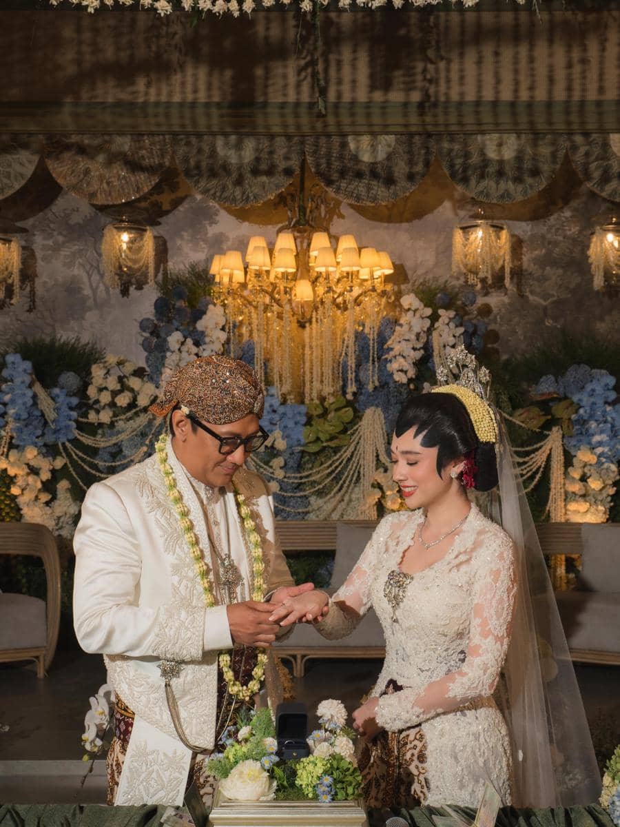 Andre Taulany dan Amanda Rigby berpose bersama dalam potret pernikahan yang diunggah di Instagram Andre.