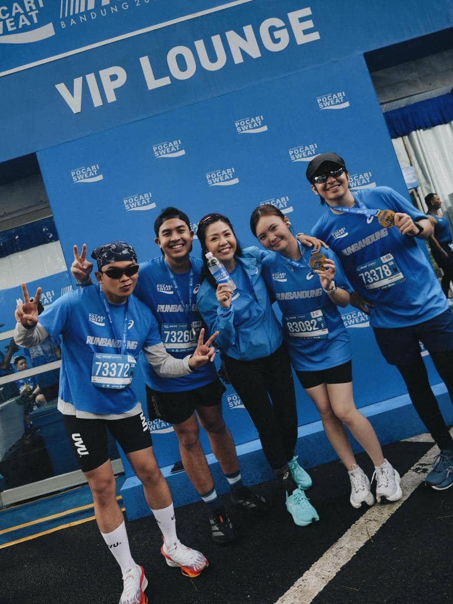 Sejumlah artis berpose bersama pada acara Pocari Sweat Run Bandung 2026, seperti dibagikan Jerome Polin.