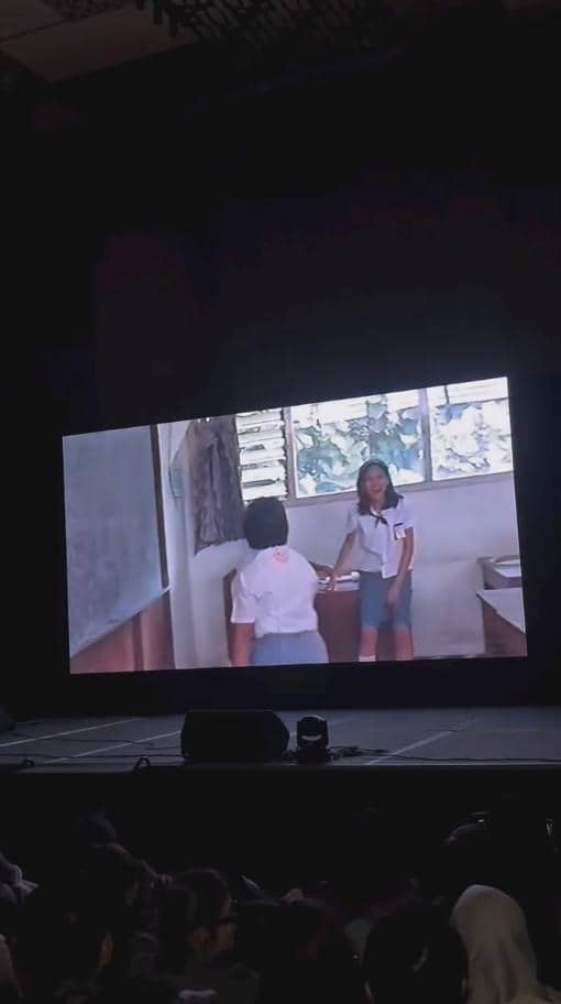 Bunga Citra Lestari berfoto bersama teman-teman saat menghadiri reuni SMA dalam unggahan Instagram.