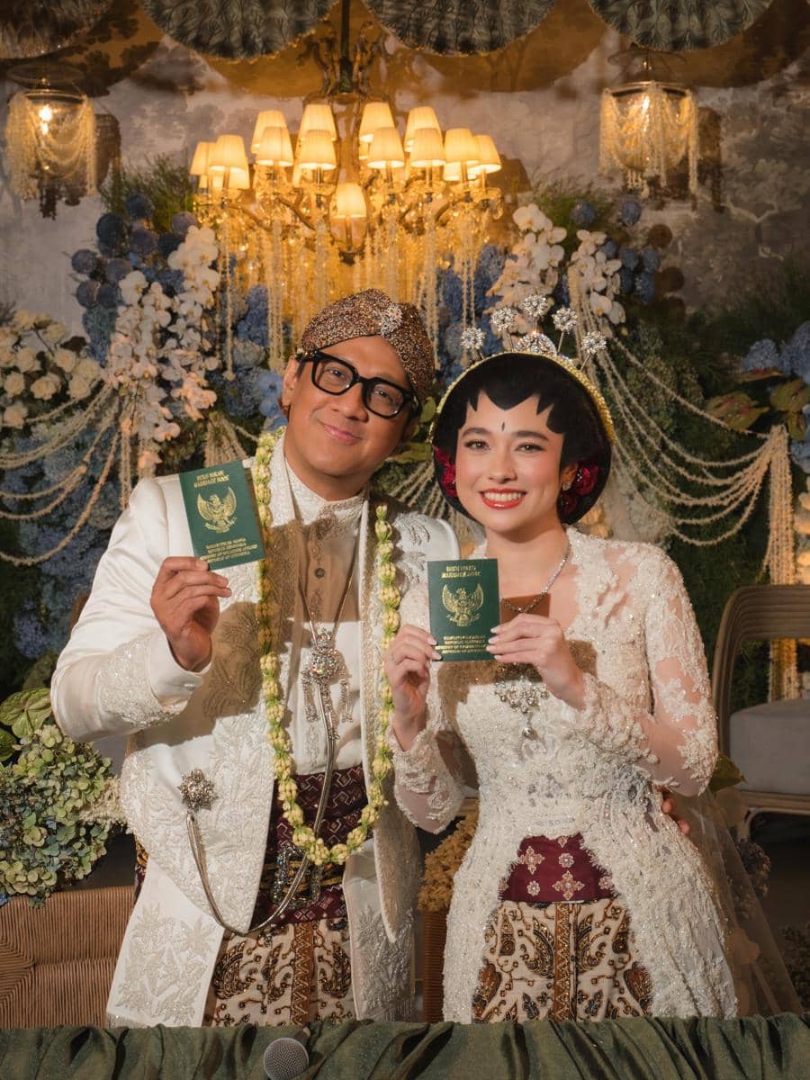 Andre Taulany dan Amanda Rigby berpose dalam potret bertema pernikahan dengan mengenakan busana pengantin.