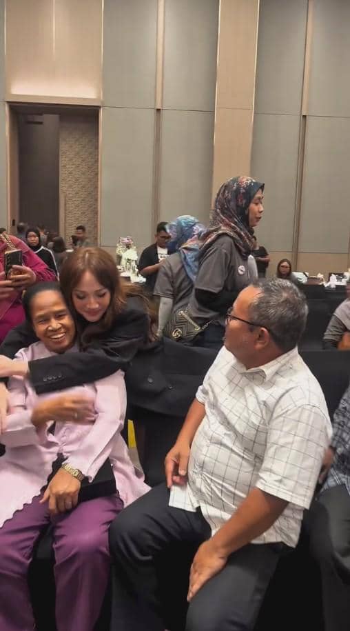 Bunga Citra Lestari berpose bersama teman-teman dalam suasana akrab saat menghadiri kegiatan reuni SMA.