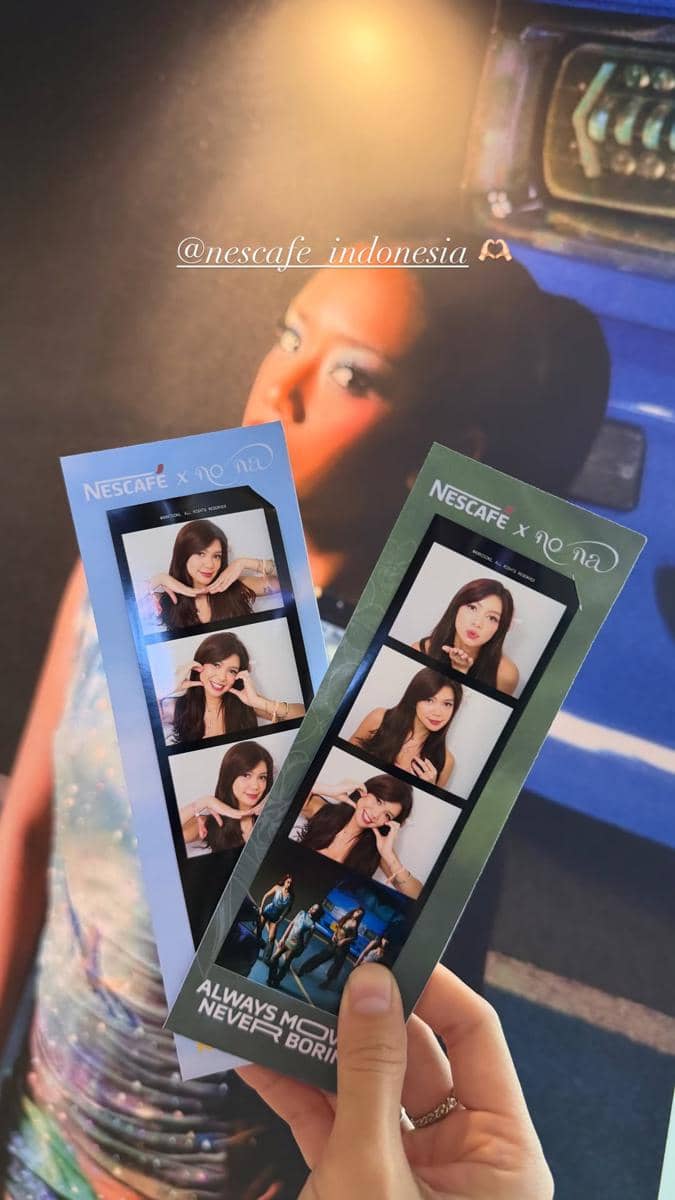 Sejumlah artis menghadiri peluncuran album Island Girl oleh No Na dalam acara promosi musik bersama tamu undangan.