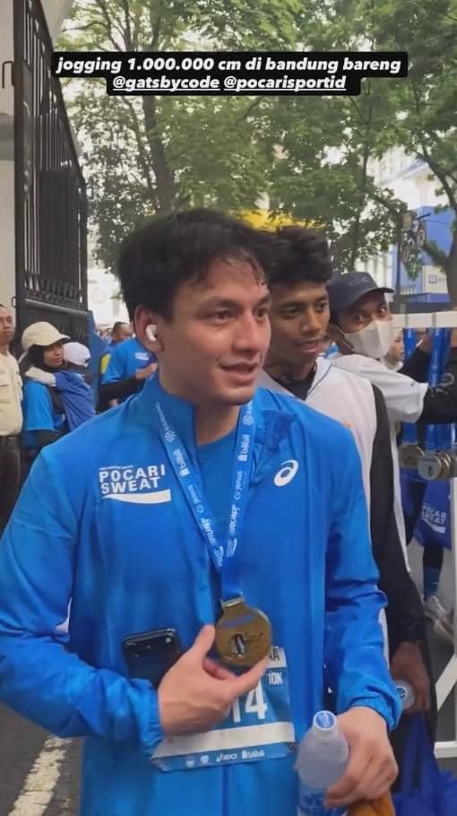 Artis berpose saat menghadiri Pocari Sweat Run Bandung 2026 dalam unggahan akun Instagram Jefri Nichol resmi.