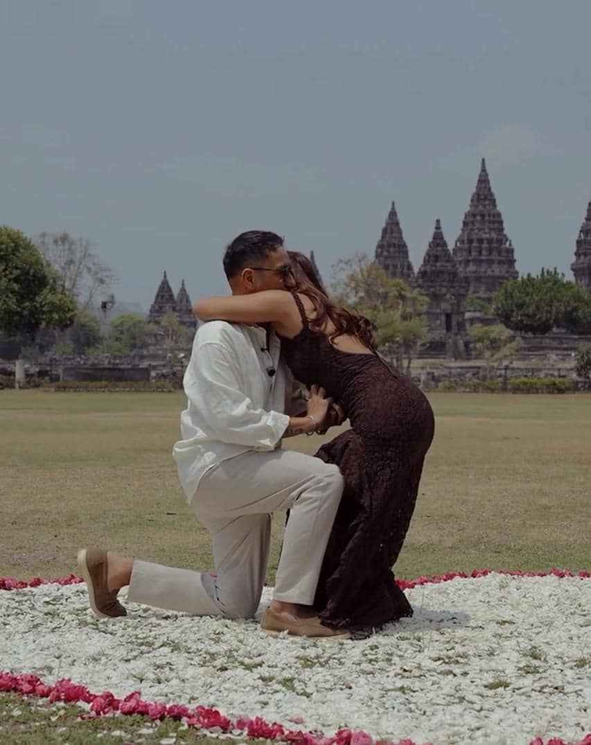 Marion Jola menerima lamaran dari kekasihnya dalam momen pertunangan yang dibagikan melalui akun Instagram.