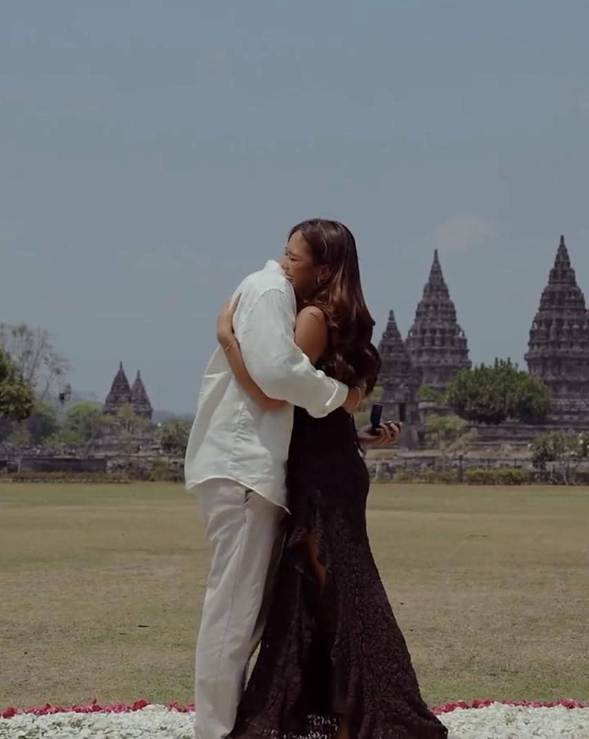 Marion Jola menerima lamaran dari kekasihnya dalam momen pertunangan yang dibagikan melalui Instagram.