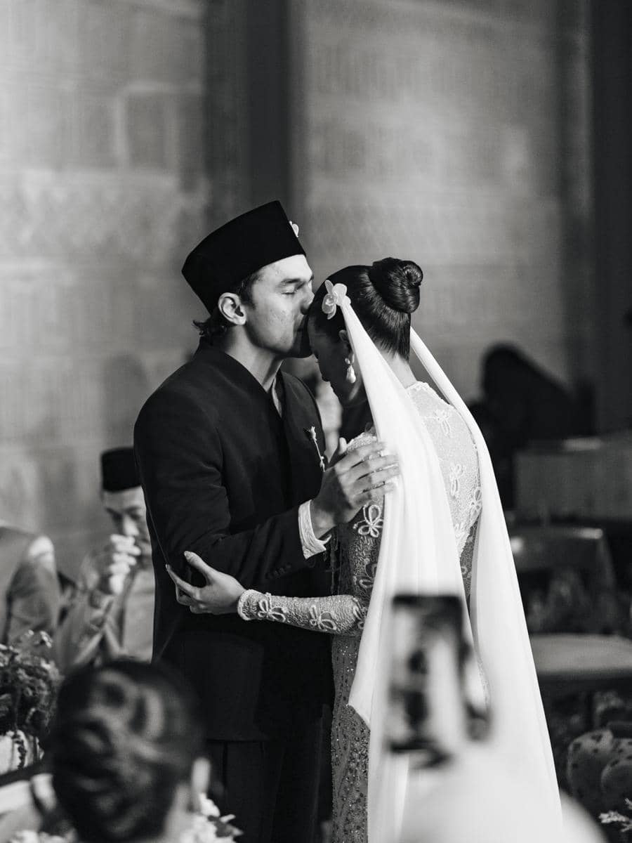 Mario Caesar NPD berpose pada momen pernikahan resminya, seperti dibagikan melalui akun Instagram @caesarmario.