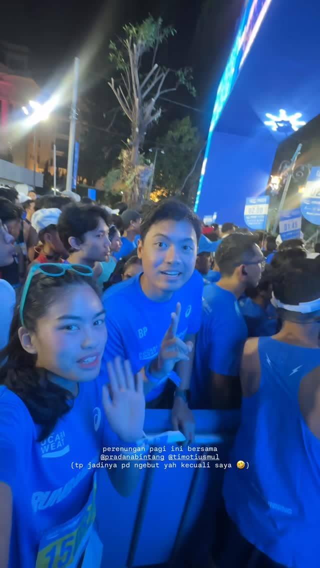 Seorang artis berpose di area Pocari Sweat Run Bandung 2026 dengan mengenakan busana olahraga kasual.