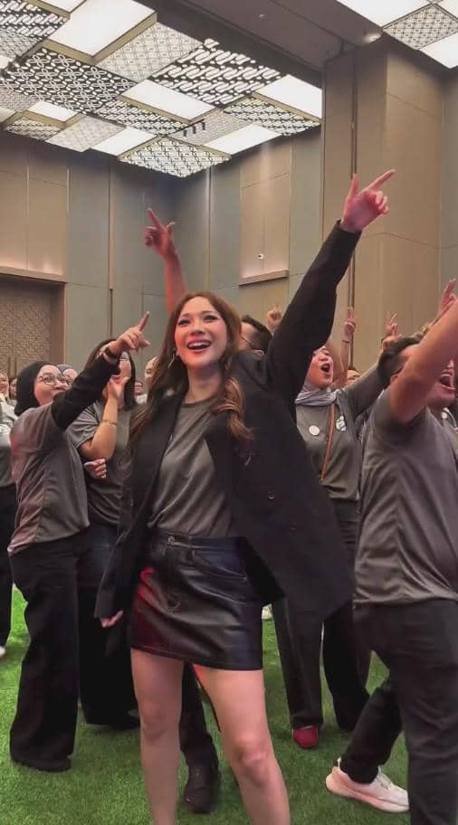 Bunga Citra Lestari mengikuti reuni SMA bersama teman-teman, sebagaimana dibagikan melalui Instagram @itsmebcl.