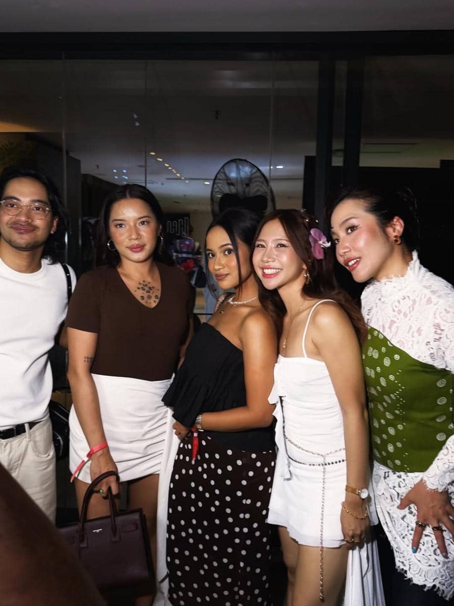 Para artis menghadiri acara peluncuran album Island Girl oleh no na dalam unggahan Instagram Kenny Djafar.