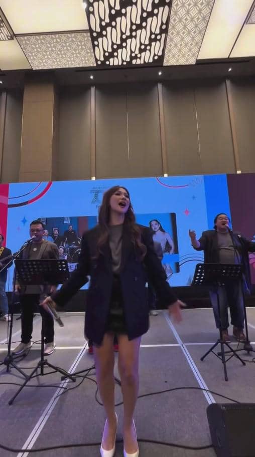 Bunga Citra Lestari saat mengikuti reuni SMA, seperti dibagikan melalui akun Instagram pribadinya @itsmebcl.