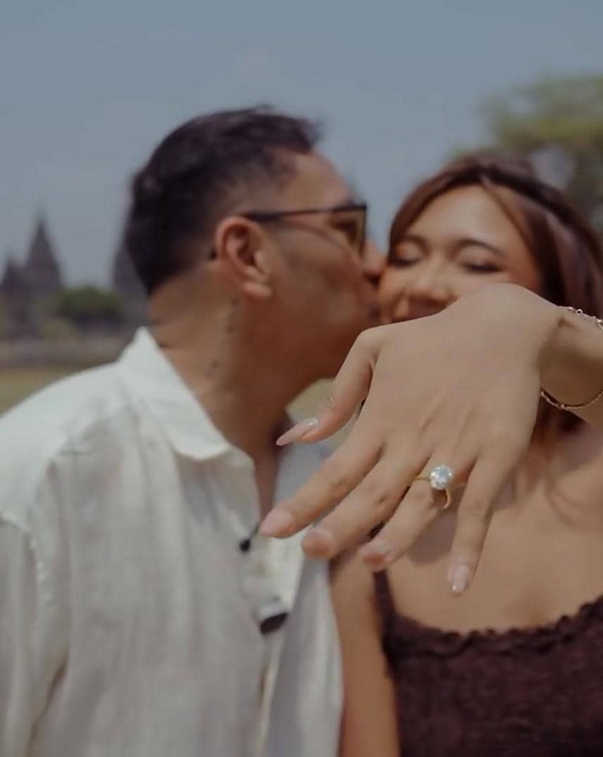 Marion Jola menerima lamaran dari kekasihnya dalam momen pertunangan pribadi yang dibagikan di Instagram.
