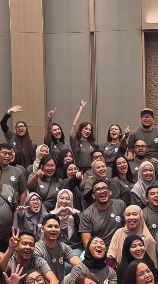 Bunga Citra Lestari berpose bersama teman-teman sekolahnya dalam suasana hangat saat menghadiri acara reuni SMA.