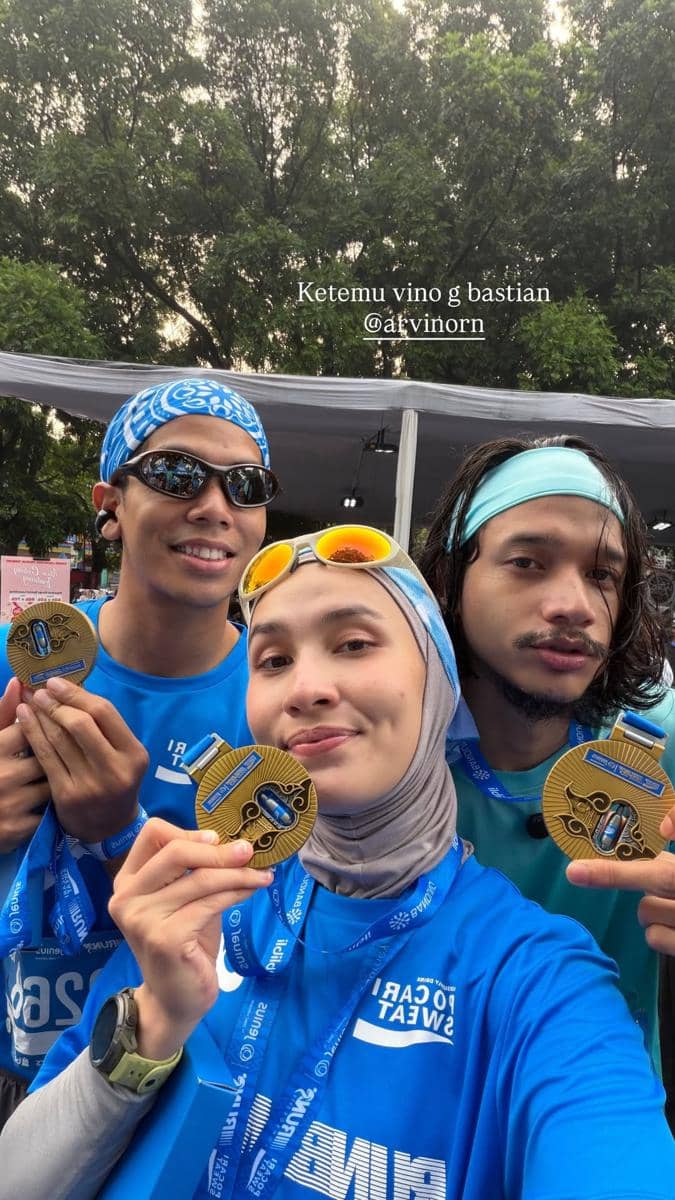 Sejumlah artis menghadiri acara Pocari Sweat Run Bandung 2026 dalam unggahan akun Instagram dwihandaanda.