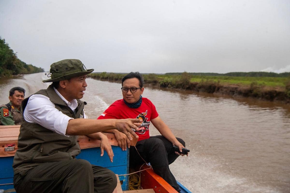 Menteri Kehutanan Raja Juli Antoni berbincang dengan Ferdian Krisnanto saat meninjau kebakaran hutan di Padang Sugihan.