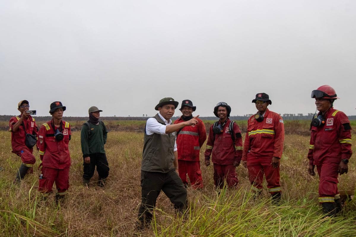 Menteri Kehutanan Raja Juli Antoni berbincang dengan personel Manggala Agni di Pusat Konservasi Gajah Padang Sugihan.