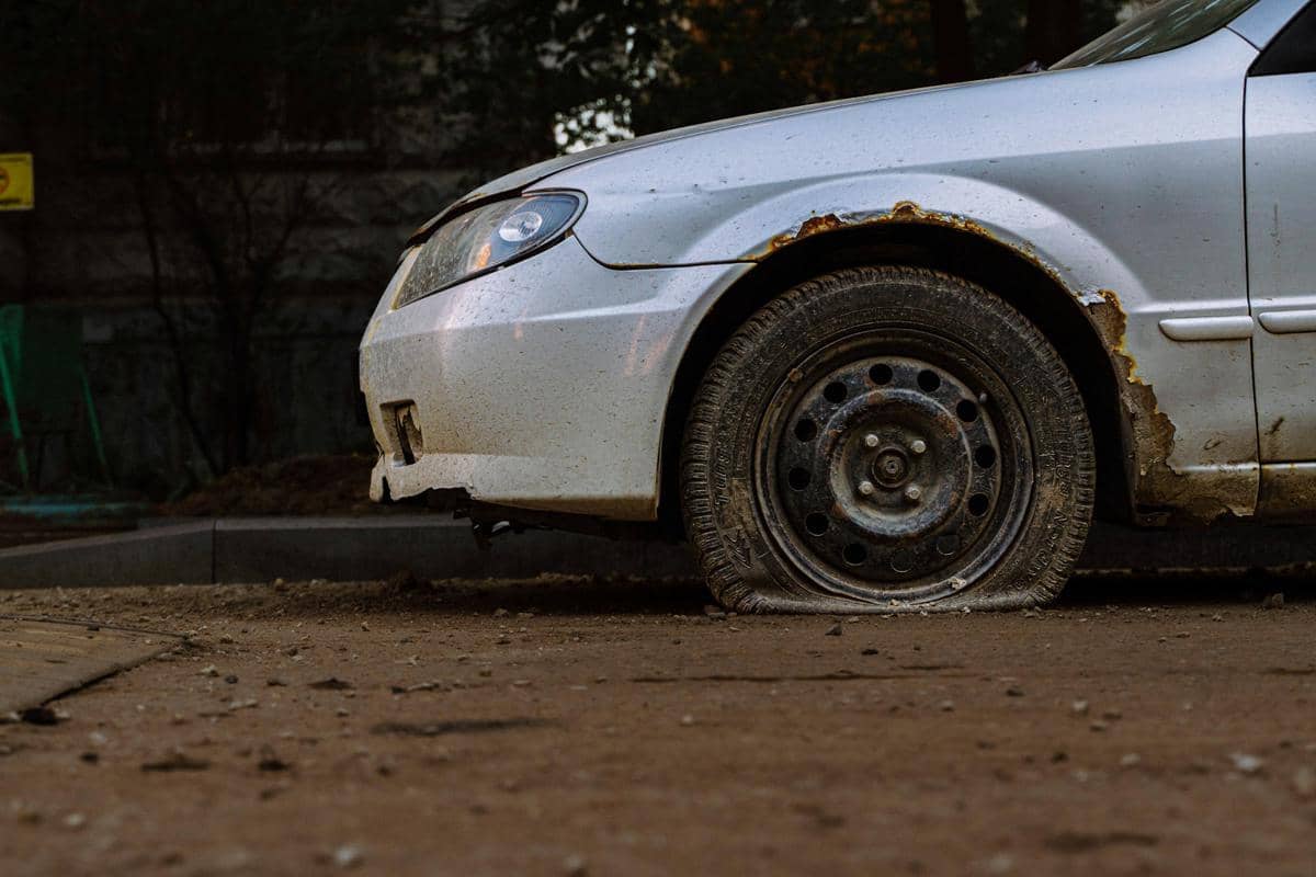 Kenapa Ban Mobil Sering Kempes Padahal Mobil Tidak Dipakai