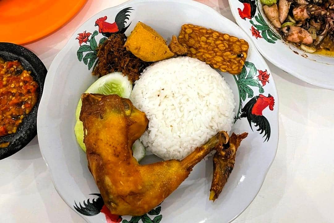 Ayam goreng bumbu kuning khas Ayam Goreng Mba Ni