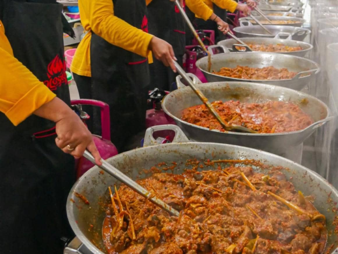 Proses memasak hidangan di Bolosego menggunakan peralatan dapur dalam tahap persiapan makanan.