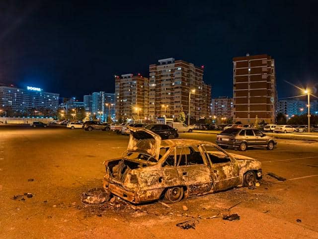 ilustrasi mobil terbakar