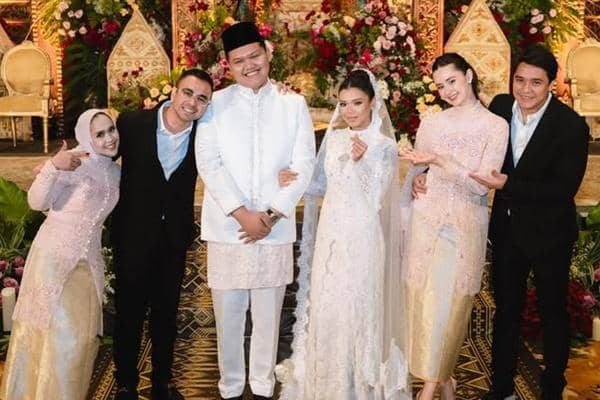7 Potret Pernikahan Adik Billy Syahputra, Raffi Ahmad Menangis