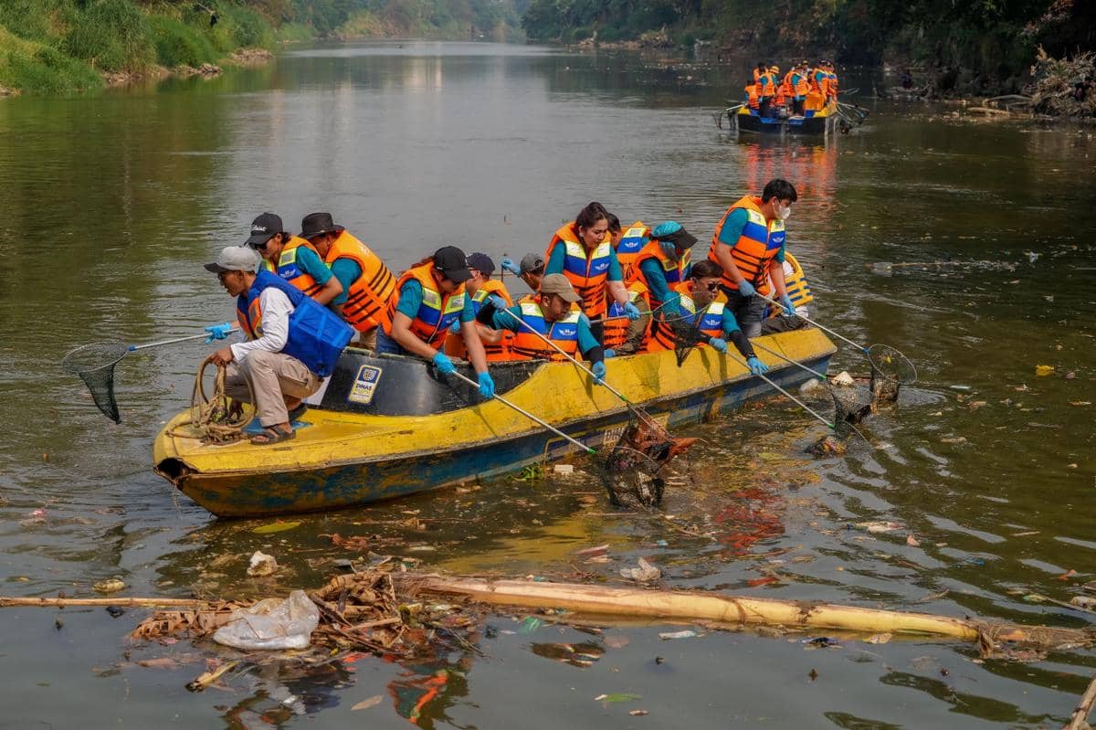 World Cleanup Day, JHL Group dan Banksasuci Bersihkan Sungai Cisadane