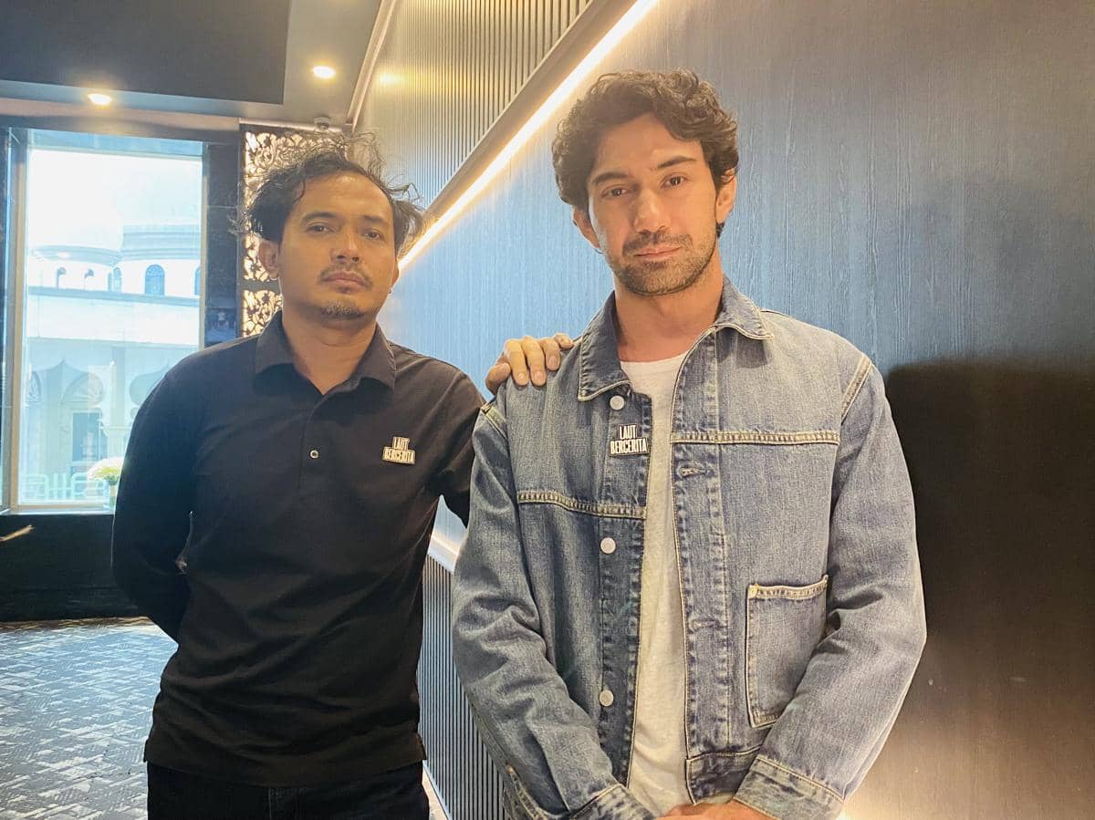 Yosep Anggi Noen dan Reza Rahadian berpose bersama dalam potret dokumentasi IDN Times karya Rani Asnurida.
