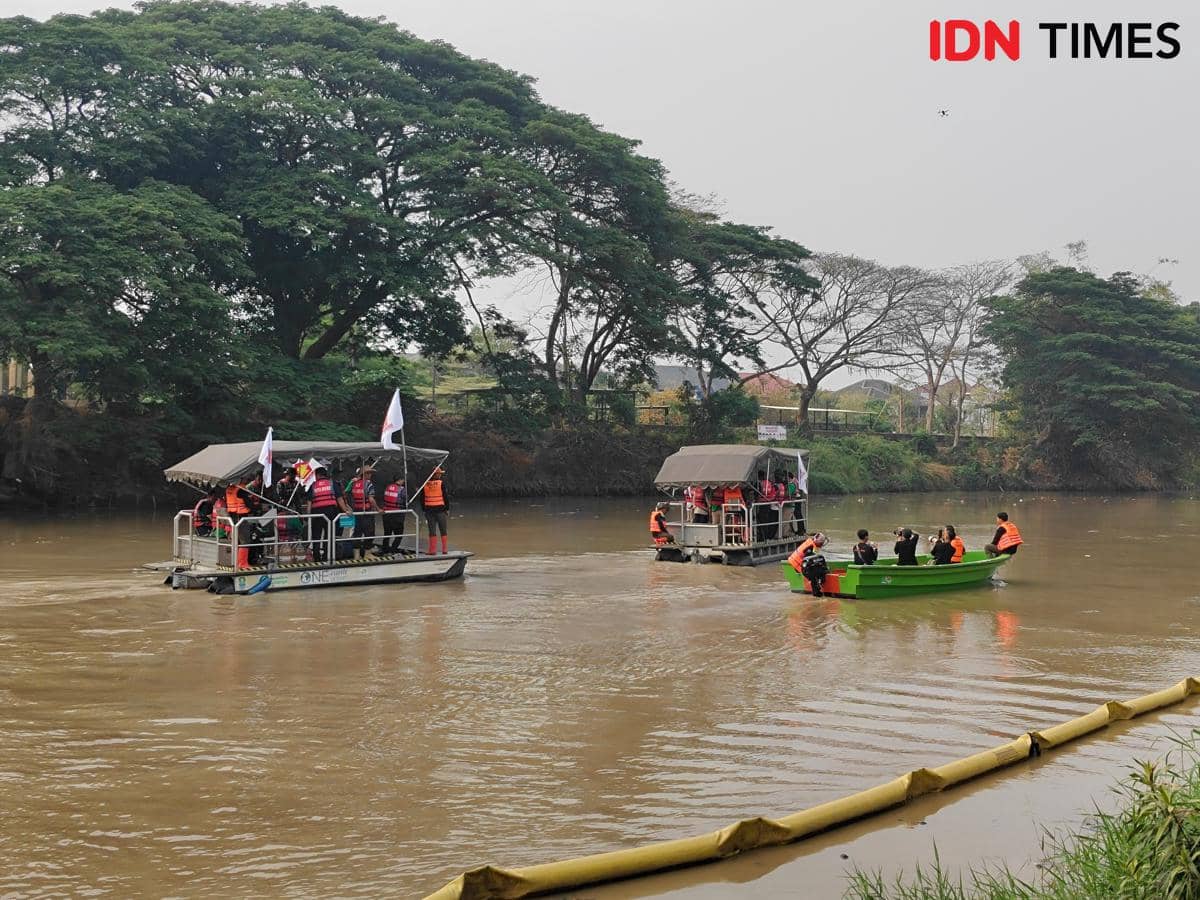 Gerindra Bersihkan Kali Bekasi, Tebar Benih Ikan hingga Tanam Pohon