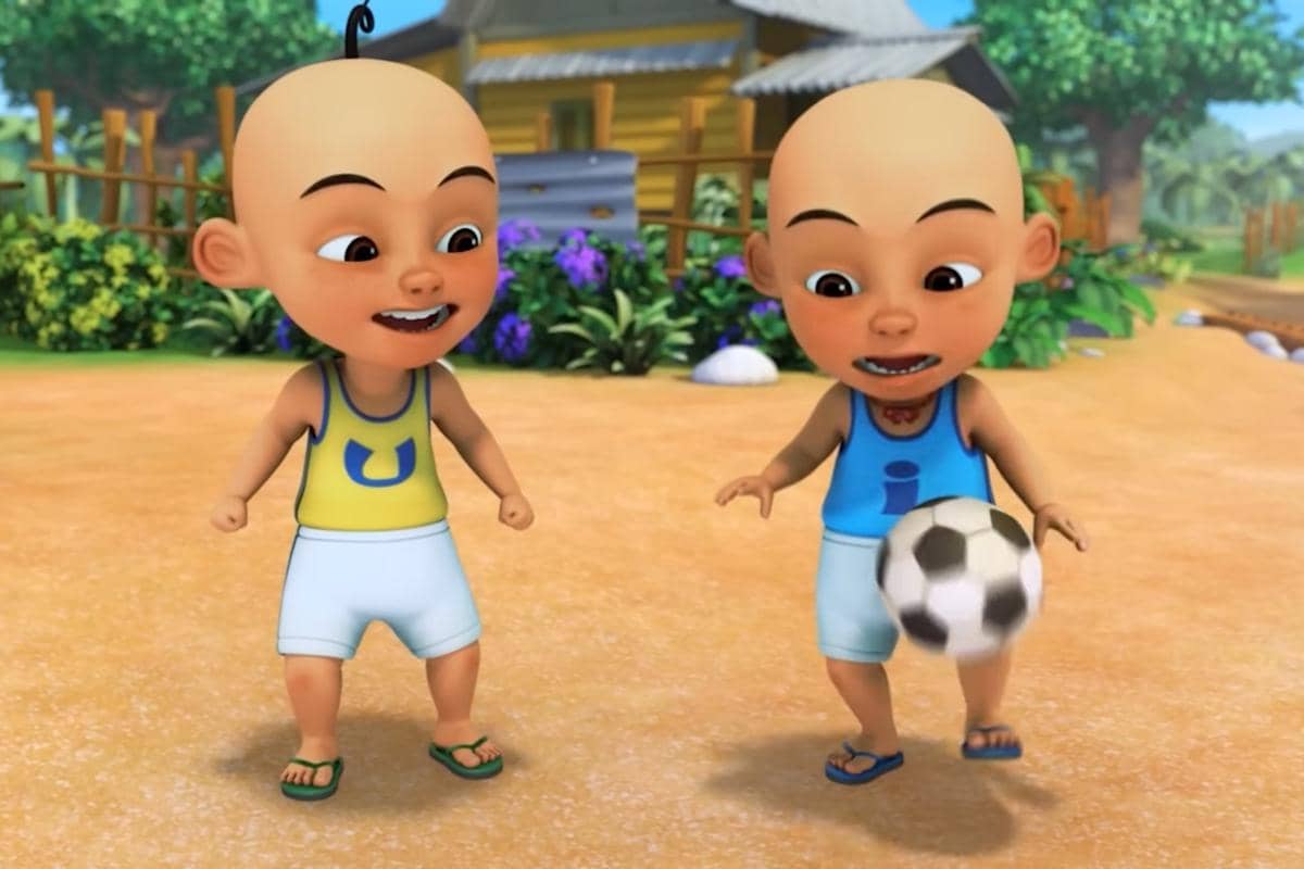 Upin dan Ipin biasa bermain di luar ruangan bersama teman-teman