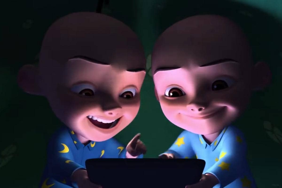 Upin dan Ipin lupa waktu karena asyik bermain tablet