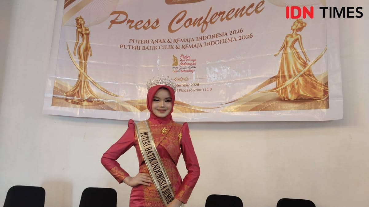 Charisa Hani, Puteri Batik Remaja Indonesia Sumatera Selatan, tampil dalam potret pada sebuah kegiatan.