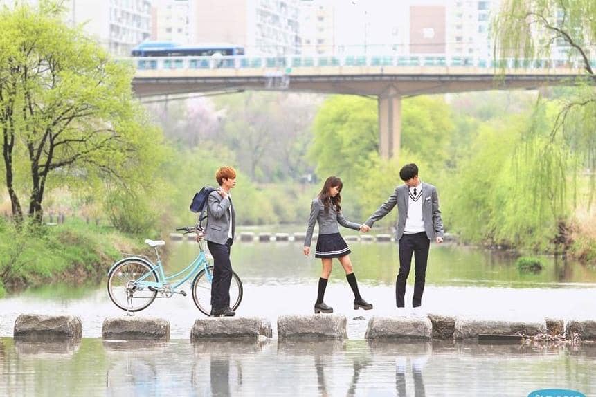 Poster promosi drama Korea Who Are You: School 2015 dengan judul serial tertulis di bagian tengah, produksi KBS2.