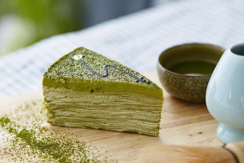 ilustrasi hojicha coffee mille crepes