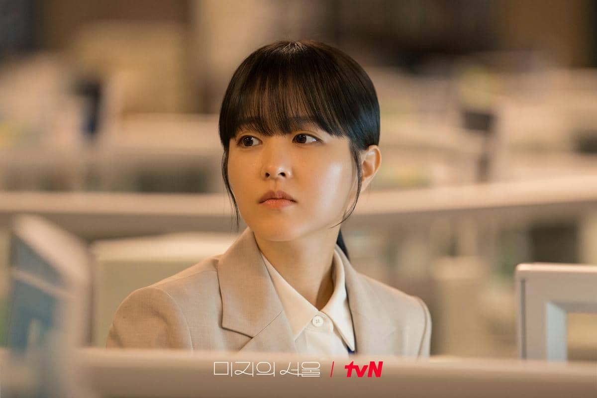 Cuplikan drama Korea Our Unwritten Seoul produksi tvN yang menampilkan adegan dari serial tersebut dalam satu frame.