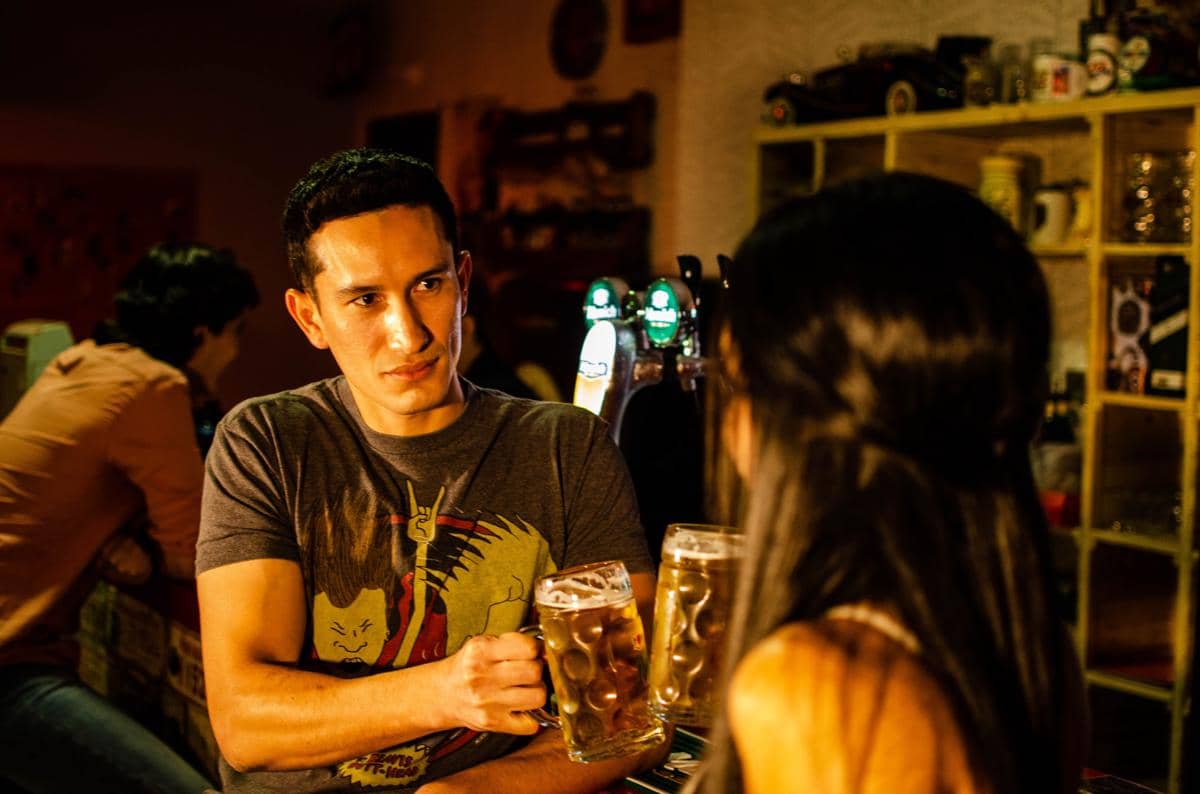ilustrasi pria menatap perempuan di bar