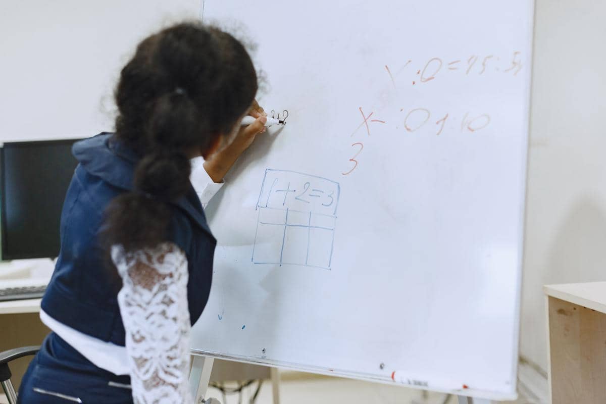 ilustrasi anak sedang belajar matematika
