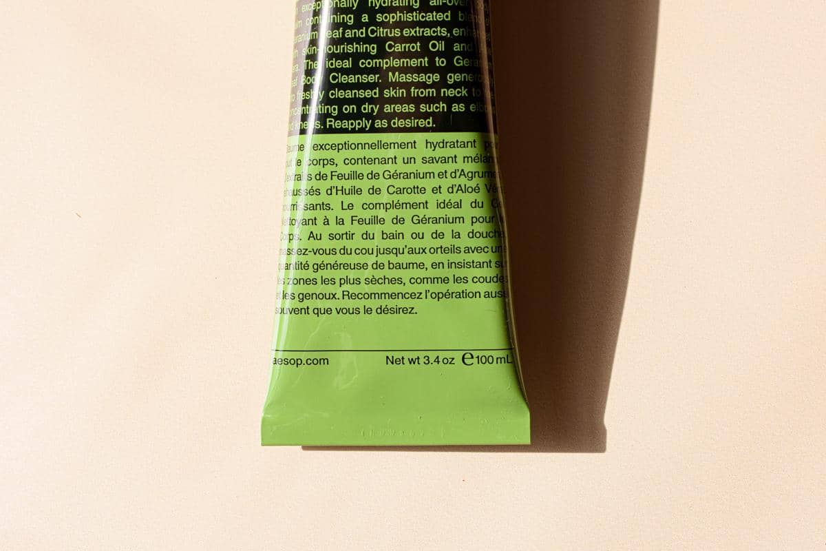 Kemasan botol krim perawatan kulit tampak dari dekat memperlihatkan label petunjuk dan bahan